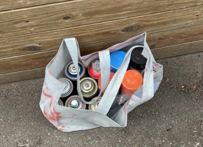 警方查扣涂鸦客的麦克笔及喷漆罐。（简铭柱翻摄）