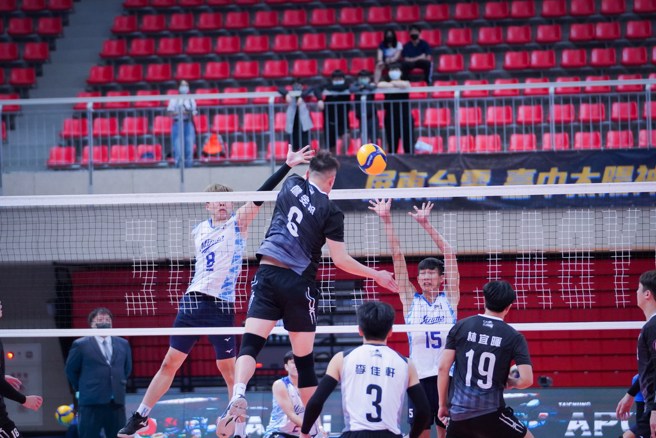 台电詹旻翰在网前扣杀得分。(中华排协提供)