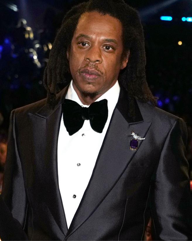 饶舌歌手Jay-Z佩戴Tiffany & Co. Schlumberger石上鸟胸针。（Tiffany & Co.提供）