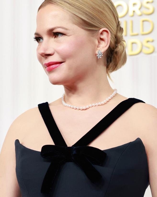 蜜雪儿威廉丝佩戴Tiffany高级珠宝系列铂金镶嵌钻石耳环。（Tiffany & Co.提供）