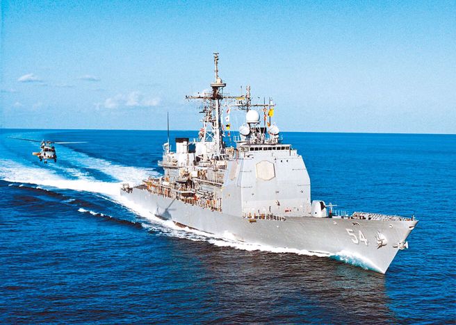 美国海军第七舰队两艘提康德罗加级（Ticonderoga-class）导向飞弹巡洋舰于2022年8月28日通过台湾海峡。（摘自美国海军第七舰队推特）