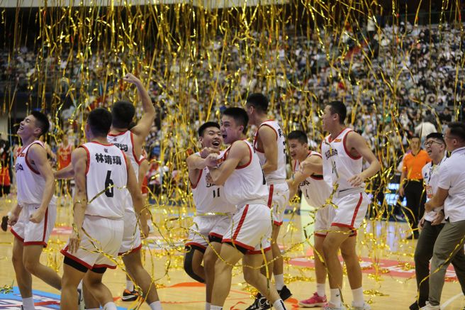 光复高中夺下111学年度高中篮球甲级联赛男子组冠军，球员们兴奋地冲入场内庆祝。（黄世麒摄）