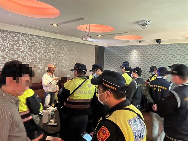 新北市警局今晚于三重辖内扩大临检。（警方提供）