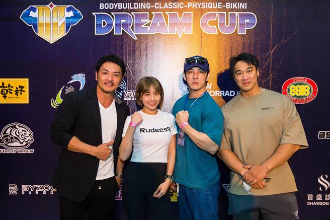 梦多（左起）、小猪、张杰、傻魔王等艺人到台中观赛。（宜辰整合行销提供）