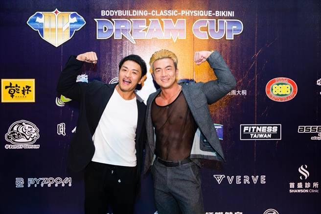 李沛旭（右）穿透视装与梦多合照。（宜辰整合行销提供）