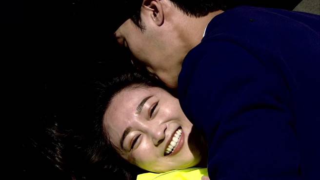 张文绮（下）被卞庆华亲。（民视提供）