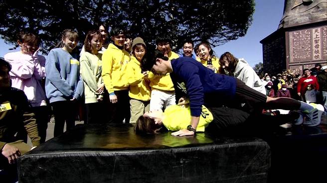 卞庆华一边伏立挺身一边亲张文绮。（民视提供）