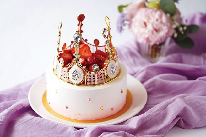 台北喜来登女王皇冠蛋糕，满满的草莓和皇冠摆设，即日起开始预购至3月底，每个6吋售价1,890元，三天前预订并完成付款享早鸟价1,780元。图／台北喜来登大饭店提供