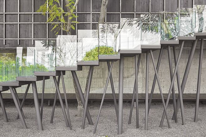 在院子裡2層樓高的藍花楹樹下喝茶吹風，享受樹梢的隨風搖曳，欣賞天光水影千變萬化。圖／飛花落院提供