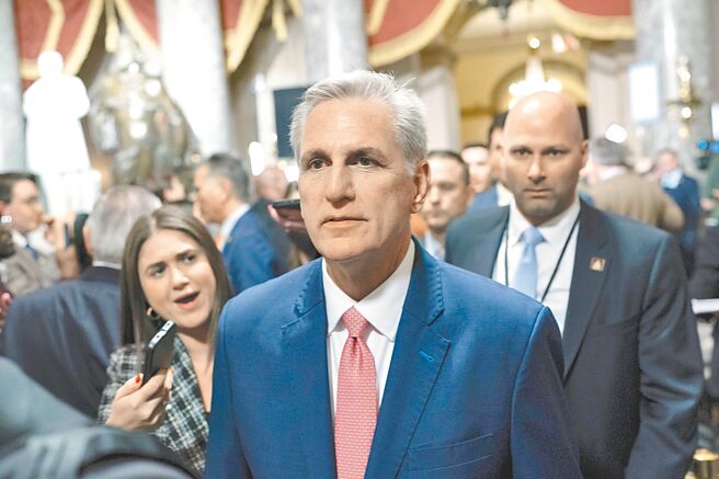 北京透过非正式的「二轨」管道提议，若美国眾议院议长麦卡锡与蔡英文总统「加州见」，盼拜登派副总统贺锦丽访中，以缓解麦蔡会效应。（美联社）