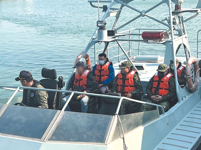 金门二胆岛失联陈姓士兵至今仍无音讯，外传家属（左二）已于11日下午先行搭机返台等候消息。（民眾提供／于家麒金门传真）