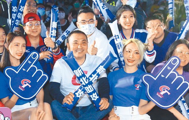 2023年世界棒球經典賽，中華隊11日迎戰荷蘭隊，新北市府中商圈舉辦直播派對，新北市長侯友宜與民眾一起為中華隊加油。（張鎧乙攝）