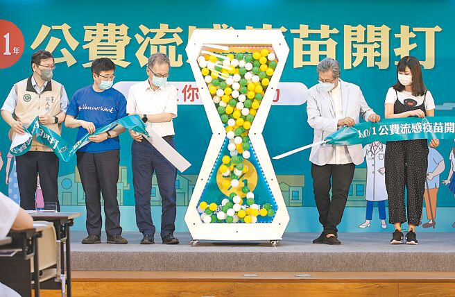 疾管副署长庄人祥（左起）、署长周志浩、卫福部长薛瑞元、流感疫苗防疫大使杨烈等人出席111年公费流感疫苗开打记者会，并在台上进行仪式宣布疫苗开打。（本报资料照片）
