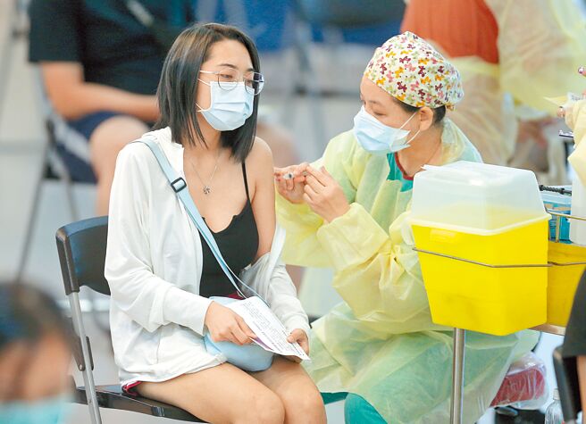 预防接种受害救济审议小组（VICP）最新审议结果出炉，讨论122案中19案获赔，其中有15人接种AZ疫苗。获赔最多为桃园及台中的40多岁女子，接种AZ后出现血栓併血小板低下症候群，分别得到60万元、50万元救济金。图为民眾接种疫苗。（本报资料照片）