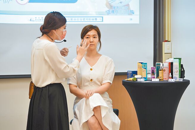 皮肤科医师提醒，无论是乾燥、油性或是混合型皮肤，保溼都是保养的基础。（食药署提供）