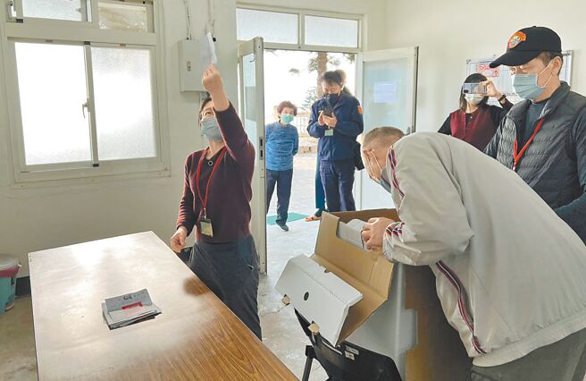 金门县乌坵乡大坵村第11届村长补选于11日举行投票，同额参选的林有进获17票当选。（金门县选委会提供／于家麒金门传真）