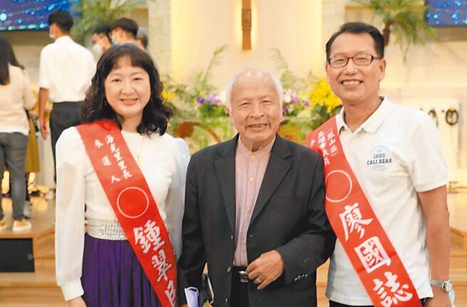 高雄市凤山区海光里长当选人锺翠民（左）去年底放弃当里长，11日该里里长补选，锺的老公廖国志（右）以484票当选，成功回锅担任里长一职。（撷取自廖国志脸书／柯宗纬高雄传真）