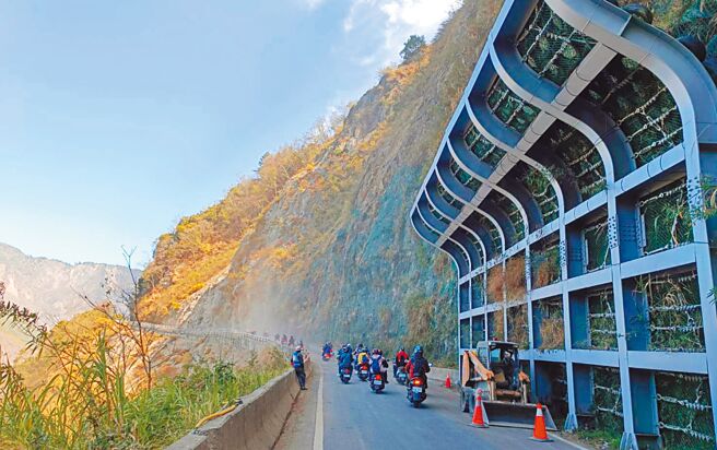 南橫公路台20臨105線梅山口到天池路段，11日上午出現落石，不僅道路受影響也嚇壞遊客。（當地居民提供／林雅惠高雄傳真）