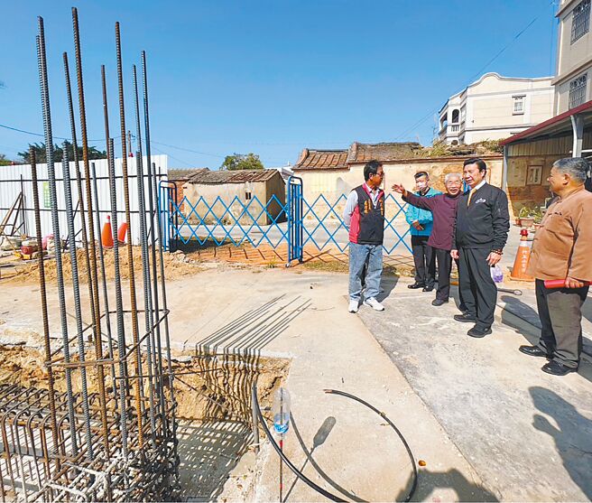 金门县长陈福海（右二）视察贤厝村里建设工作，要求业管单位要注意未来污水截流工作。（金门县政府提供／于家麒金门传真）