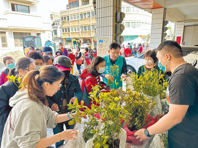 市議員王立任11日在服務處發放樹苗，鼓勵民眾多種樹，以實際行動愛護地球。（王立任服務處提供／陳淑娥台中傳真）