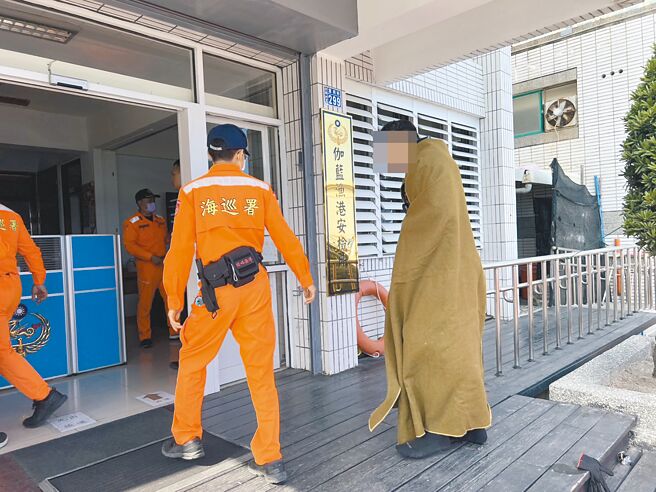 台东富冈港传溺水意外，1名现役军人经抢救仍告不治，另一王男仅饱受惊吓，无大碍。（民眾提供／庄哲权台东传真）