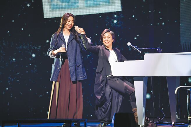 陈绮贞（左）与黄韵玲昨同台表演。（罗永铭摄）