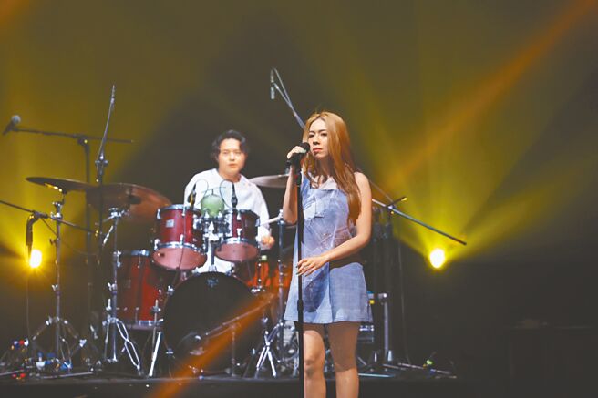 告五人昨飙唱3首歌曲炒热气氛。（罗永铭摄）