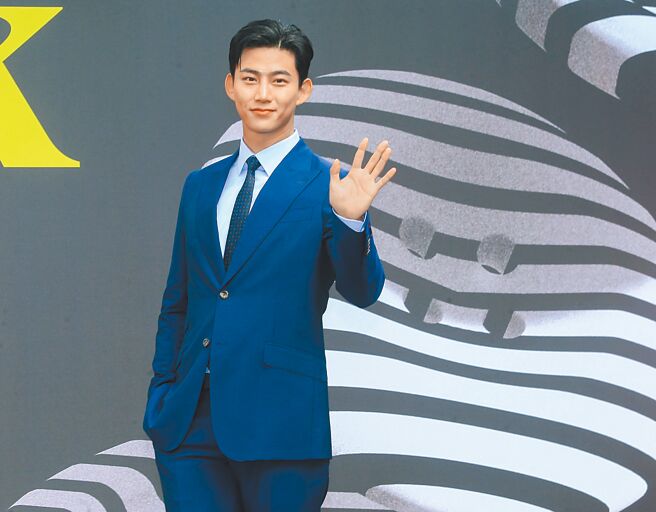 玉澤演昨現身信義香堤廣場，成為台北最帥的一道風景。（粘耿豪攝）