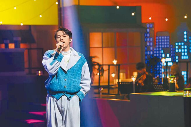 金曲歌手HUSH在《姐妹们的音乐万万岁》中，感性演唱〈寻人启示〉。（公视提供）