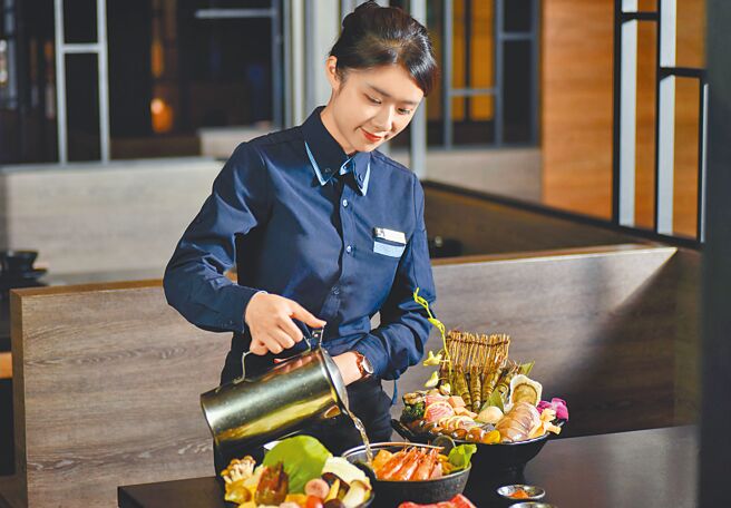 31日前憑WBC經典賽票根至築間台中門市用餐，內用點購任一套餐就送肉品或海鮮9選1。（築間餐飲集團提供）