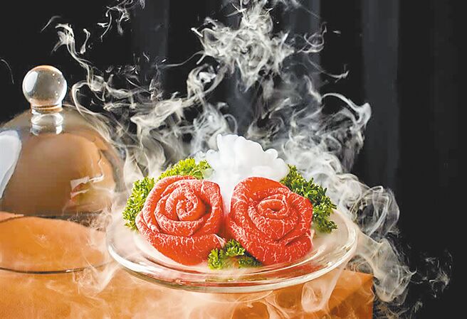 嚮辣和牛麻辣鍋慶女神節，31日前女性可免費品嘗「女王限定和牛玫瑰花」。（王品集團提供）