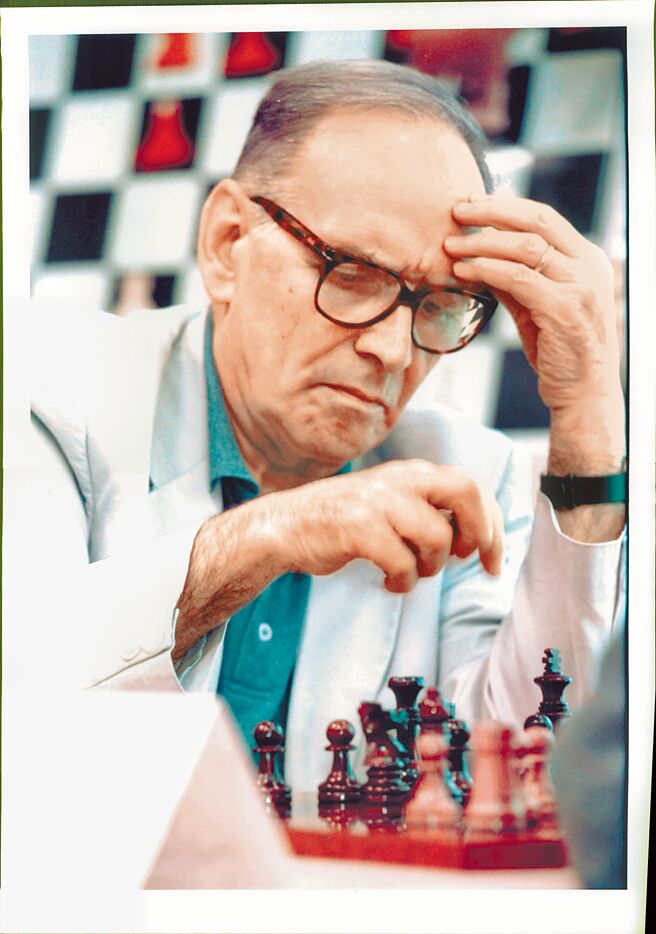 顏尼欧热爱下西洋棋，这个爱好与他做音乐的工整性息息相关。（海鹏提供）