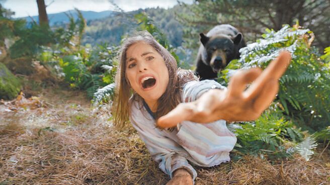 《熊盖毒》巨大黑熊误食古柯碱变成杀戮机器，对人类大开杀戒。（UIP提供）