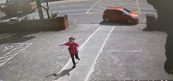 男婴情况危急，祖母奔向清泉派出所求救，请警方帮忙开道送医。(警方提供)