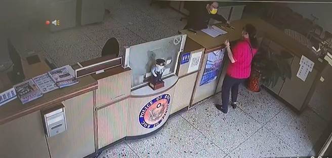 男婴情况危急，祖母奔向清泉派出所求救，请警方帮忙开道送医。(警方提供)