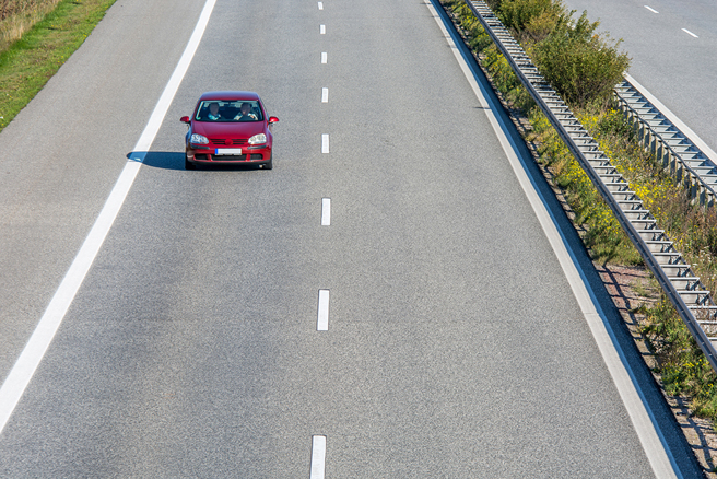 马来西亚一名驾驶开车上路时遇到一辆龟速车，后来得知龟速真相后，高涨的怒火也瞬间消气。（示意图／达志影像）