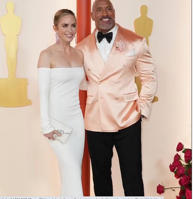 艾蜜莉布朗（左）穿Valentino裸肩礼服搭配萧邦（Chopard）珠宝。（美联社）