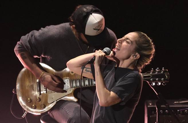 女神卡卡几近素顏临时上台献唱。（路透）