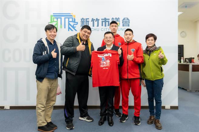 新竹市光復高中篮球队连续第2年拿下HBL高中篮球联赛冠军，新竹市议长许修睿（前中）允诺赞助篮球队一整年的营养早餐。（新竹市议会提供／陈育贤新竹传真）