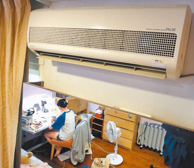 国民党立委杨琼璎今天在立院经济委员会呼吁，因为通膨严重，可否4月份电价先不要涨？但经济部长王美花并未同意立委暂缓调涨诉求，说本月底由电价审议委员会做出决定。（本报资料照）