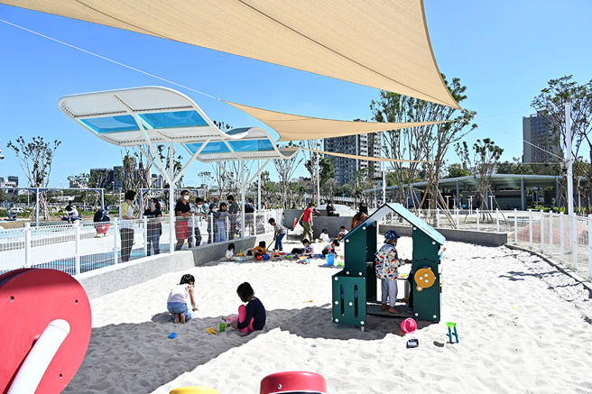 前鎮區時代公園坐落在捷運R6凱旋站及輕軌C3前鎮之星站不遠處，提供多元休閒遊憩功能。(攝影/Carter)