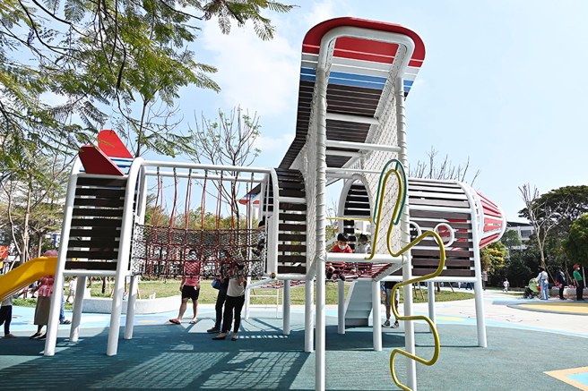 小港區漢民公園以飛機造型打造遊具，歡迎遊客化身飛行員遨翔天際。(攝影/Carter)