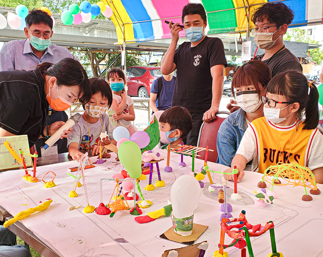 家長帶著孩子參與手作工作坊，透過繪畫或勞作表達心目中想要的公園模樣。(圖片提供/高市府養工處)