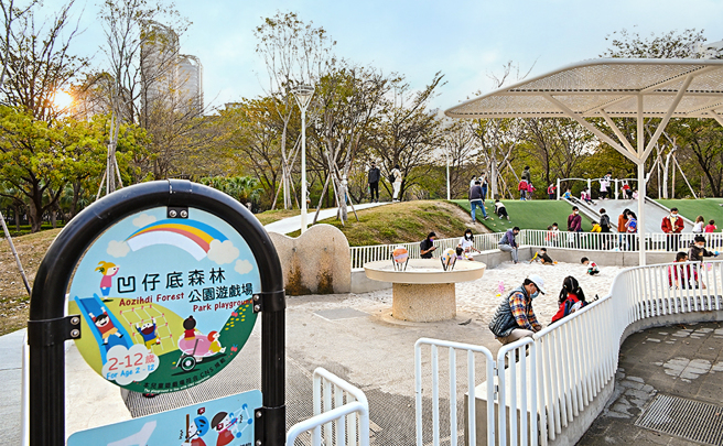 鼓山區凹子底森林公園以森林鳥巢為遊戲場設計主題，讓孩子們盡情爬上爬下。(攝影/Carter)