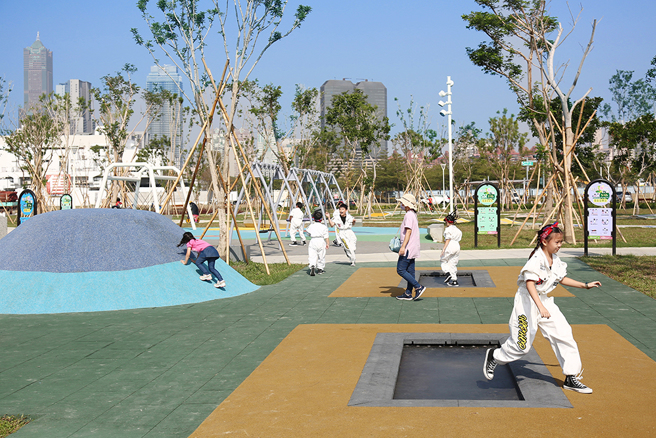 前鎮區時代公園多項主題遊具，適合小小探險家盡情玩樂。(攝影/Carter)