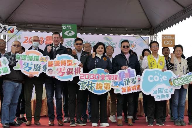 云林县长张丽善（前右四）启动全移动式SRF系统，强化垃圾自主处理能力。（张朝欣摄）