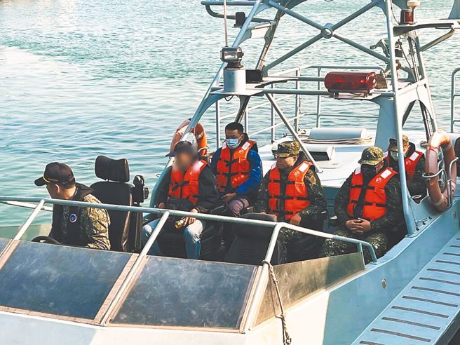 陈姓失联士兵的家属（左二）9日下午搭机抵达金门后，未发一语，与军方人员一起搭海龙快艇上二胆岛参与协寻。 （读者提供／于家麒金门传真）