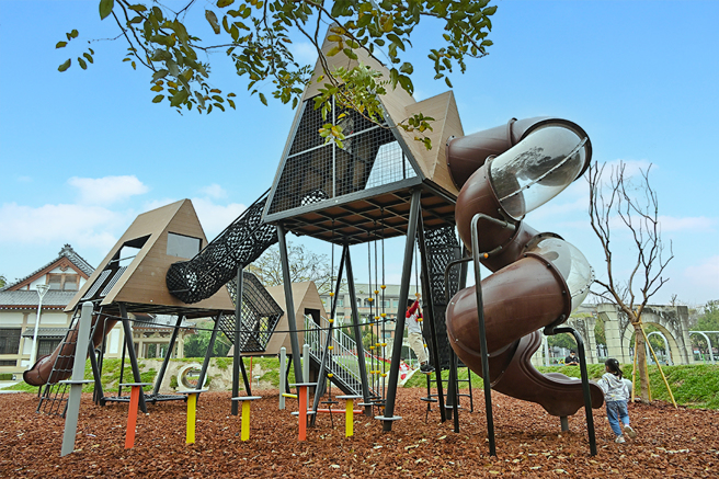 旗山特色游戏场游具造型仿造武德殿三角屋脊，孩子身在其中就像在练功。(摄影/Carter)