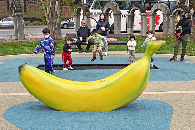 旗山特色游戏场特制香蕉造型的游具，不只有趣特别也呼应在地物产特色。(摄影/Carter)