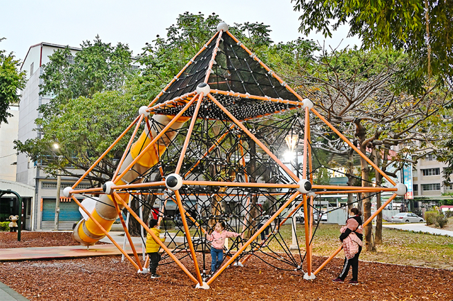 冈山区和平公园山训自然游戏场以冈山特产蜂蜜为设计概念，金字塔攀爬网形状如蜂巢，攀爬过程培养孩子的思考组织能力。(摄影/Carter)